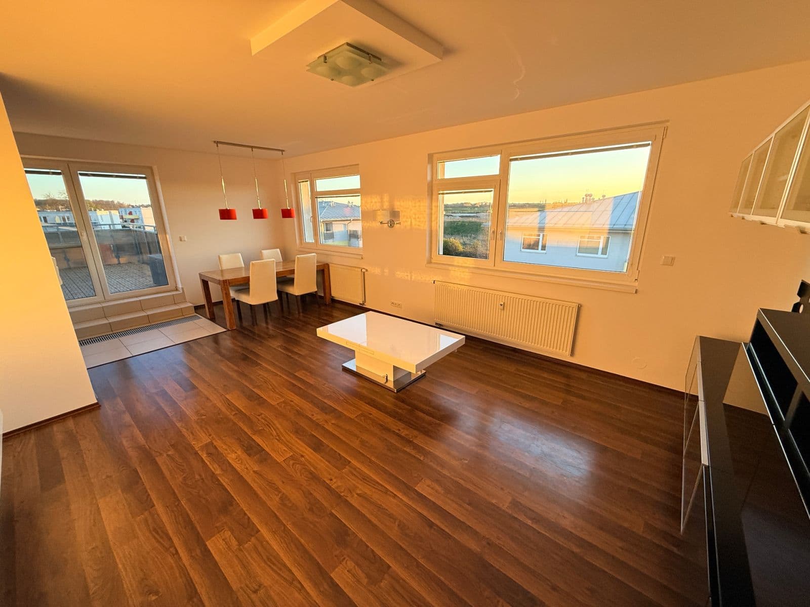 Prenájom bytu 3-izbový 100 m², Českodubská, Praha, Praha Prenájom bytu 3-izbový 100 m², Českodubská, Praha, Praha