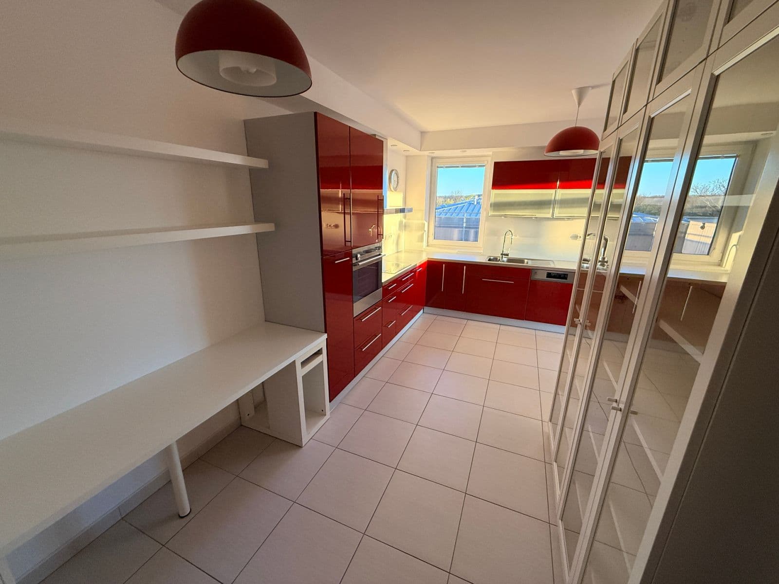 Prenájom bytu 3-izbový 100 m², Českodubská, Praha, Praha Prenájom bytu 3-izbový 100 m², Českodubská, Praha, Praha