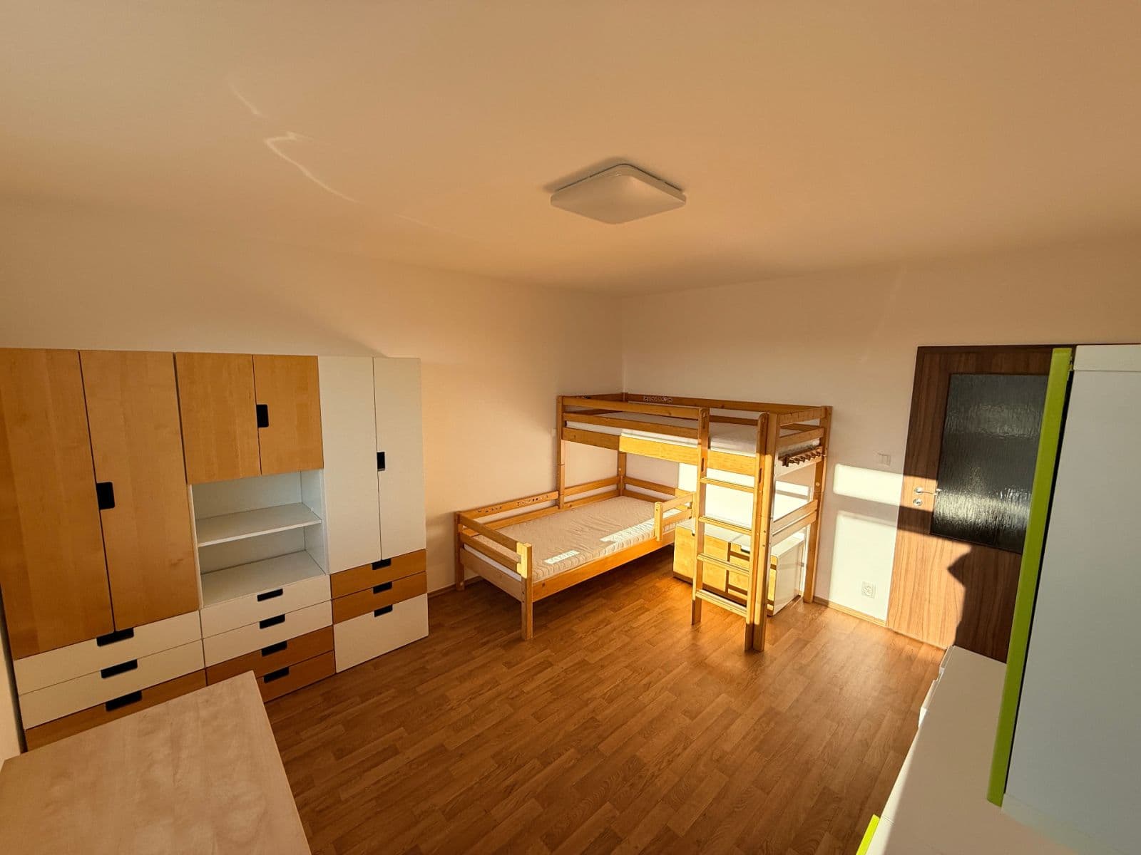 Prenájom bytu 3-izbový 100 m², Českodubská, Praha, Praha Prenájom bytu 3-izbový 100 m², Českodubská, Praha, Praha