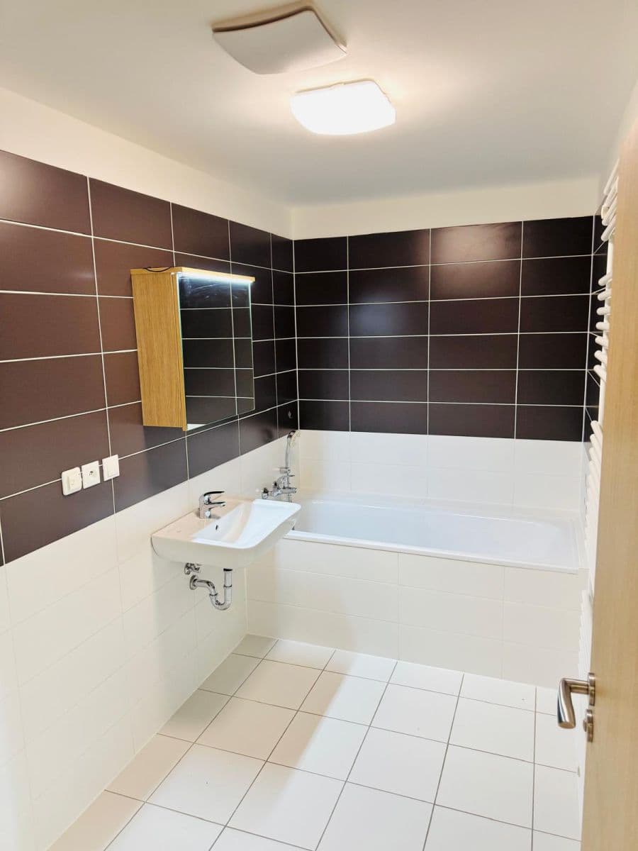 Prenájom bytu 2-izbový 62 m², Dřevnická, Zlín, Zlínský kraj Prenájom bytu 2-izbový 62 m², Dřevnická, Zlín, Zlínský kraj