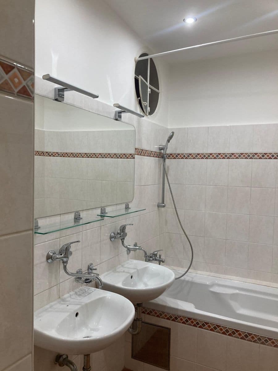 Prenájom bytu 3-izbový 107 m², Sázavská, Praha, Praha Prenájom bytu 3-izbový 107 m², Sázavská, Praha, Praha