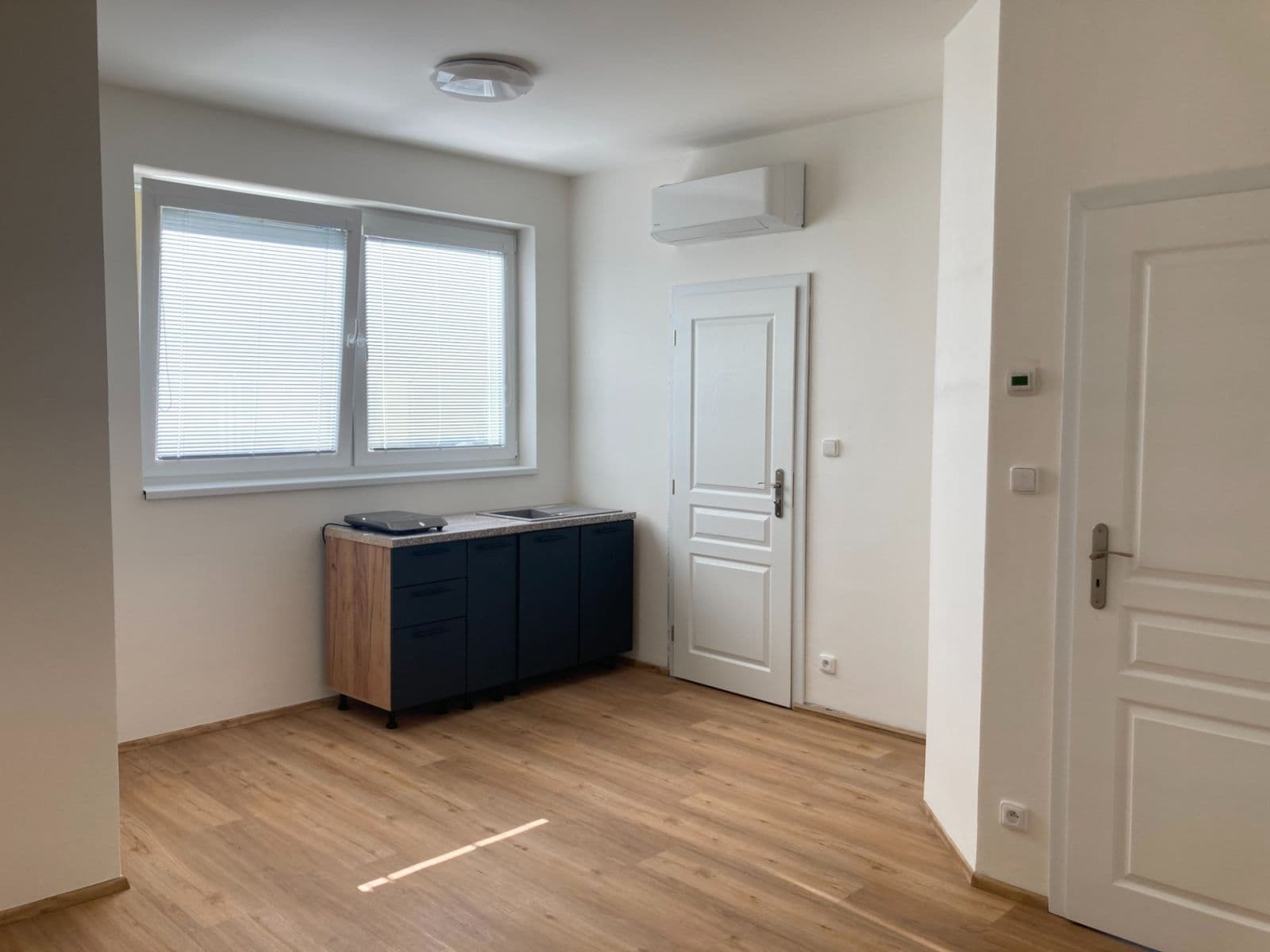 Prenájom bytu 1-izbový 20 m², Pod Sychrovem Ⅰ, Praha, Praha Prenájom bytu 1-izbový 20 m², Pod Sychrovem Ⅰ, Praha, Praha