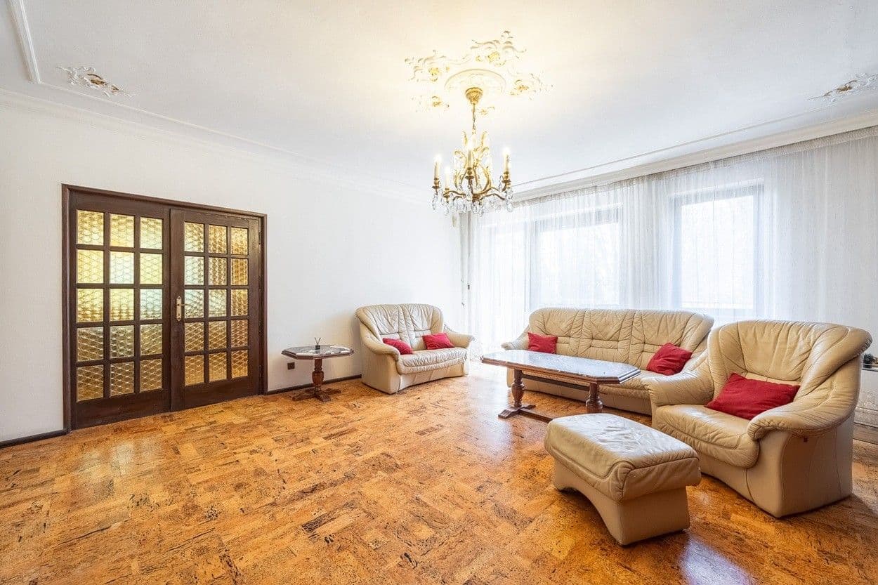Predaj domu 330 m², pozemek 968 m², Lovčická, Praha, Praha Predaj domu 330 m², pozemek 968 m², Lovčická, Praha, Praha