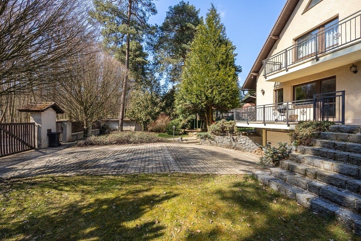 Predaj domu 330 m², pozemek 968 m², Lovčická, Praha, Praha Predaj domu 330 m², pozemek 968 m², Lovčická, Praha, Praha