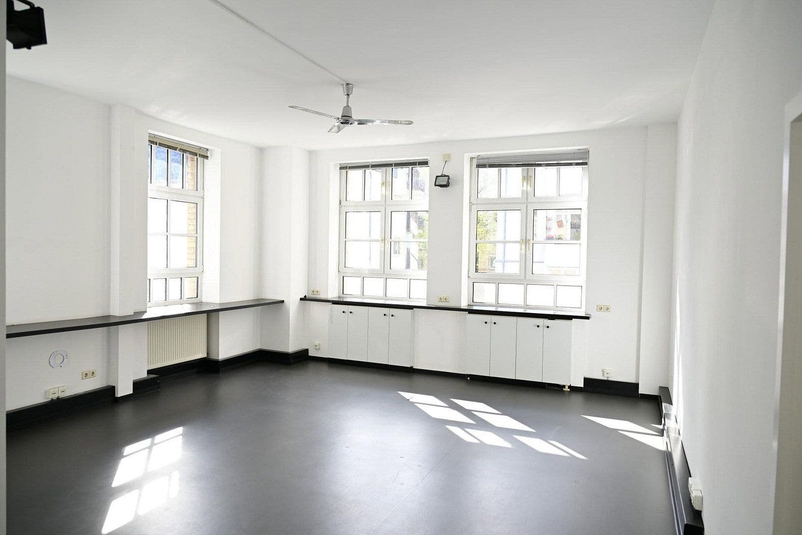 Prenájom kancelárie 282 m², Stuttgart, Bádensko-Wurttembersko Prenájom kancelárie 282 m², Stuttgart, Bádensko-Wurttembersko