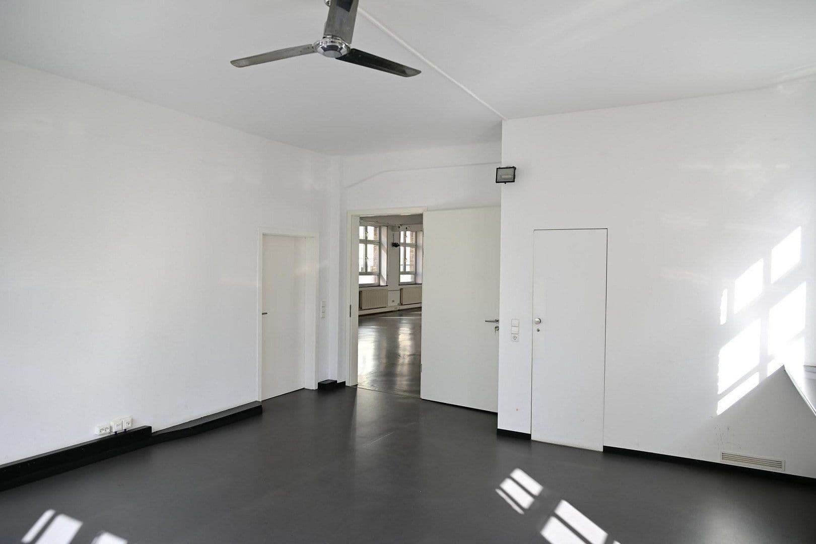 Prenájom kancelárie 282 m², Stuttgart, Bádensko-Wurttembersko Prenájom kancelárie 282 m², Stuttgart, Bádensko-Wurttembersko