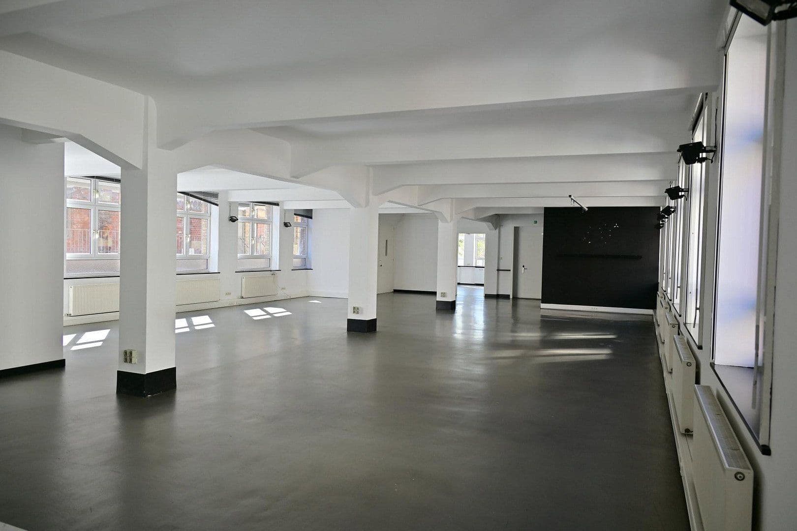 Prenájom kancelárie 282 m², Stuttgart, Bádensko-Wurttembersko Prenájom kancelárie 282 m², Stuttgart, Bádensko-Wurttembersko