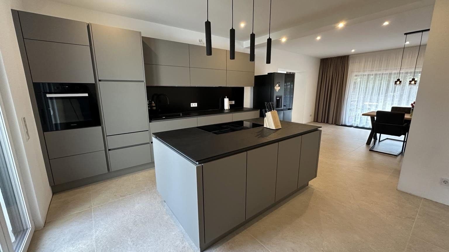 Predaj domu 437 m², pozemek 1.724 m², Hemer, Severné Porýnie - Westfálsko Predaj domu 437 m², pozemek 1.724 m², Hemer, Severné Porýnie - Westfálsko