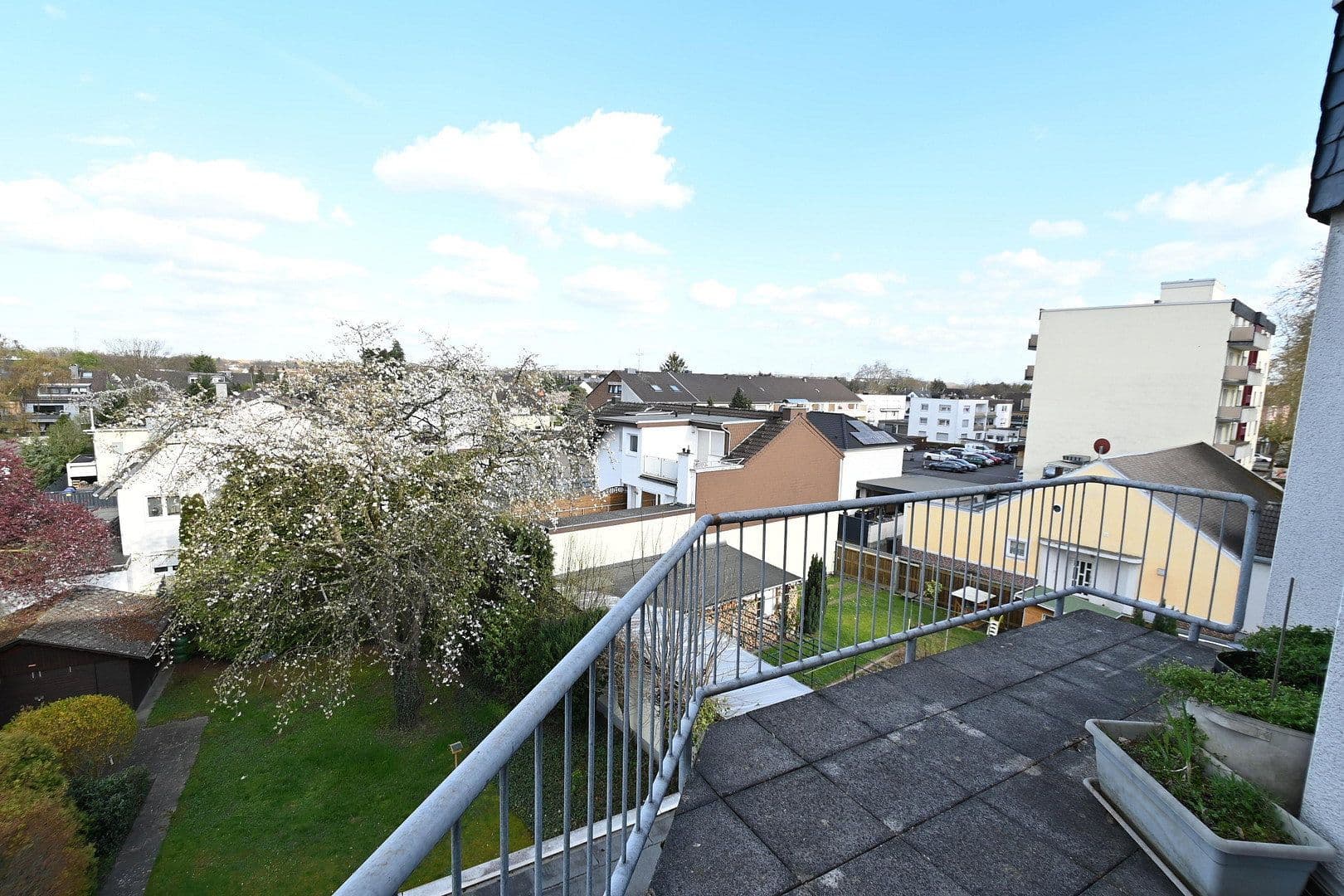 Prenájom bytu 3-izbový 110 m², Frankfurter Str. 214, Köln, Severné Porýnie - Westfálsko Prenájom bytu 3-izbový 110 m², Frankfurter Str. 214, Köln, Severné Porýnie - Westfálsko