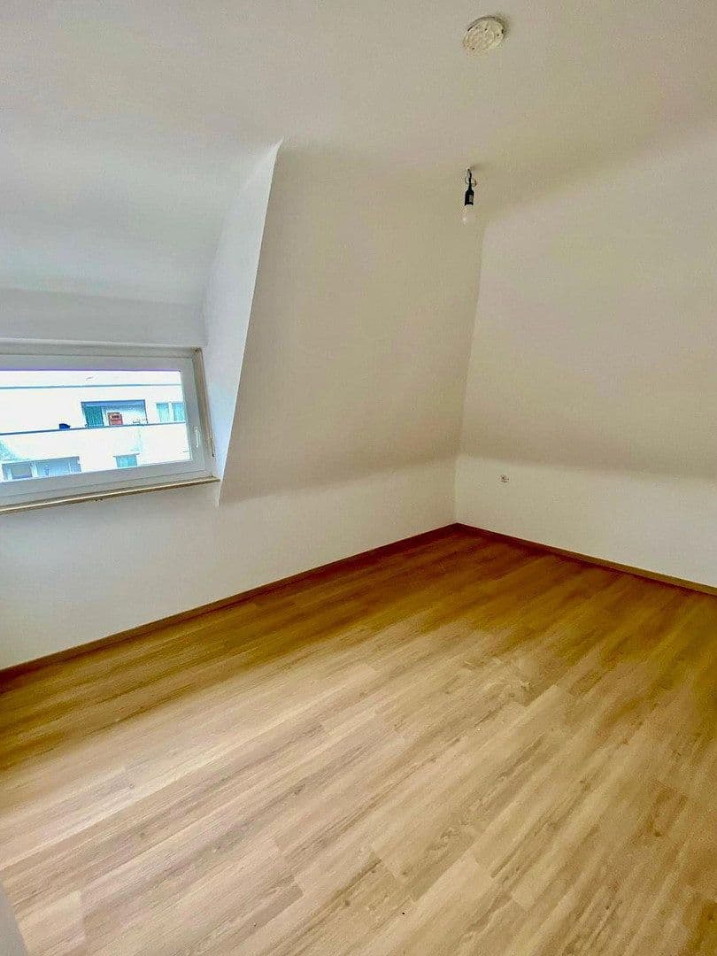 Prenájom bytu 4-izbový 64 m², Stuttgart, Bádensko-Wurttembersko Prenájom bytu 4-izbový 64 m², Stuttgart, Bádensko-Wurttembersko