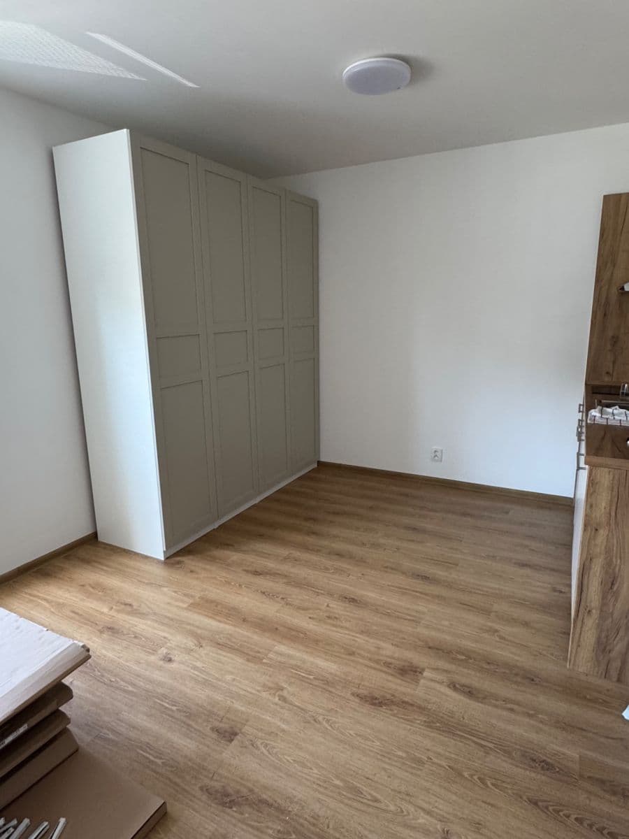 Prenájom bytu 1-izbový 32 m², Uherova, Chýně, Středočeský kraj Prenájom bytu 1-izbový 32 m², Uherova, Chýně, Středočeský kraj