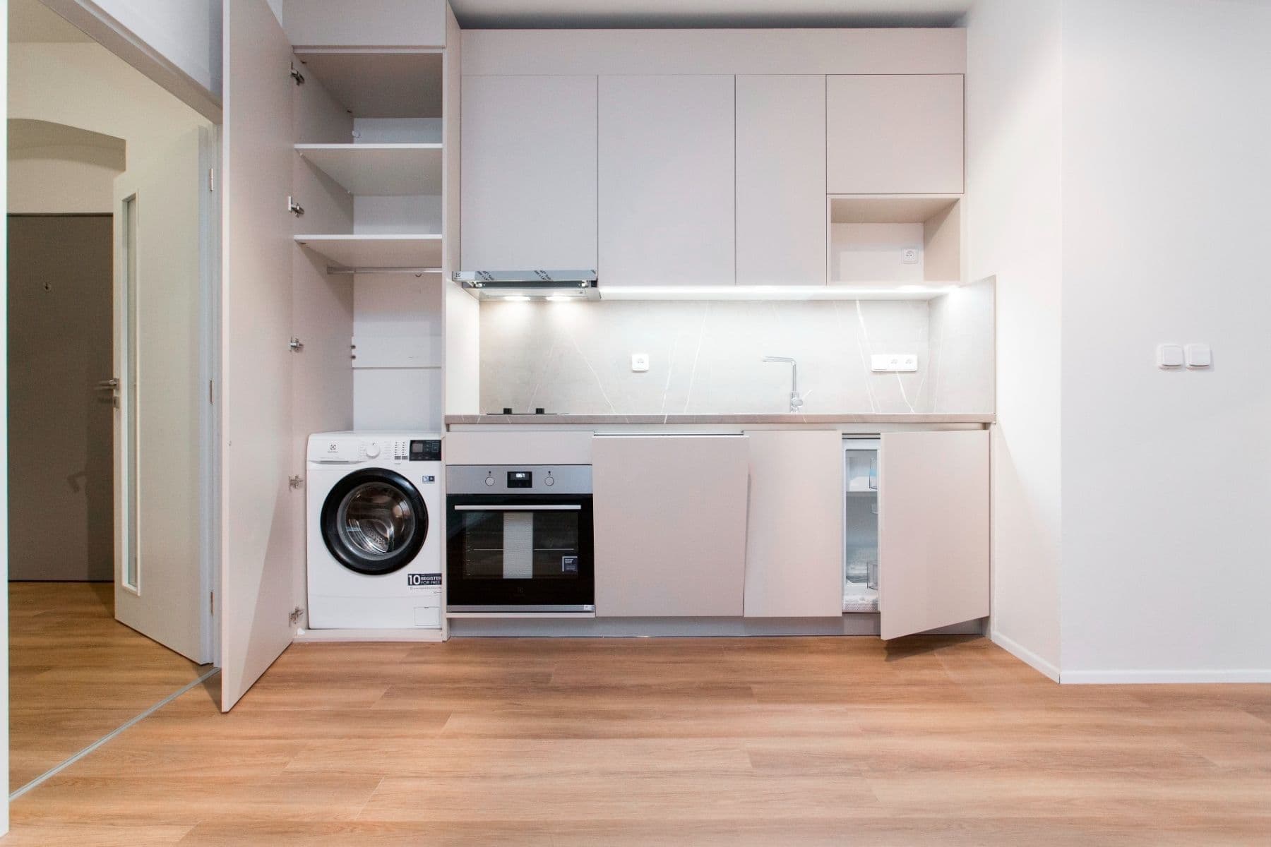 Prenájom bytu 1-izbový 44 m², Kotlaska, Praha, Praha Prenájom bytu 1-izbový 44 m², Kotlaska, Praha, Praha