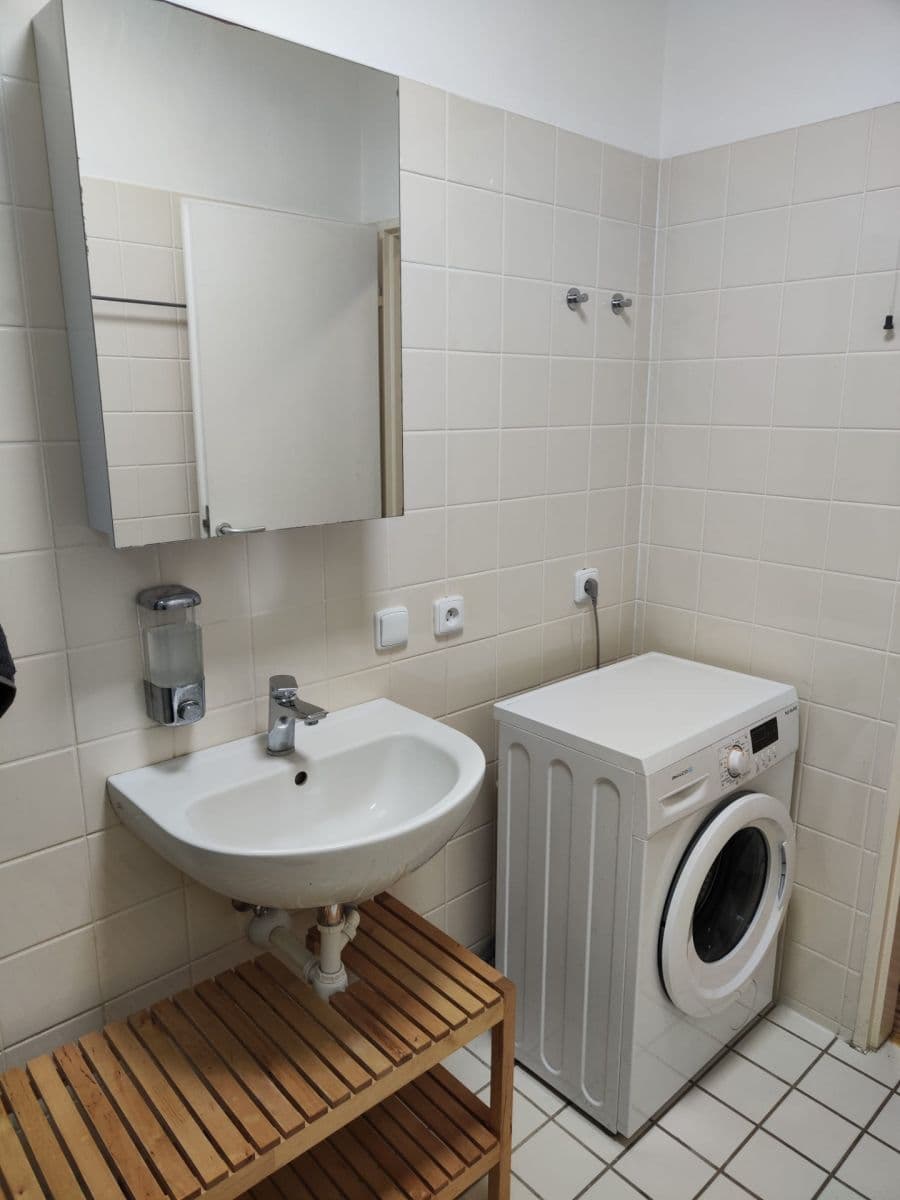 Prenájom bytu 1-izbový 40 m², Jaroslava Foglara, Praha, Praha Prenájom bytu 1-izbový 40 m², Jaroslava Foglara, Praha, Praha