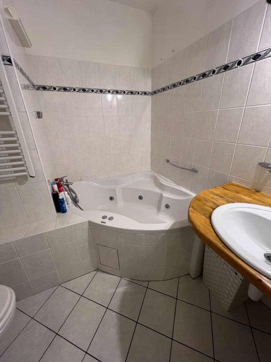 Prenájom bytu 2-izbový 40 m², Štúrova, Praha, Praha Prenájom bytu 2-izbový 40 m², Štúrova, Praha, Praha