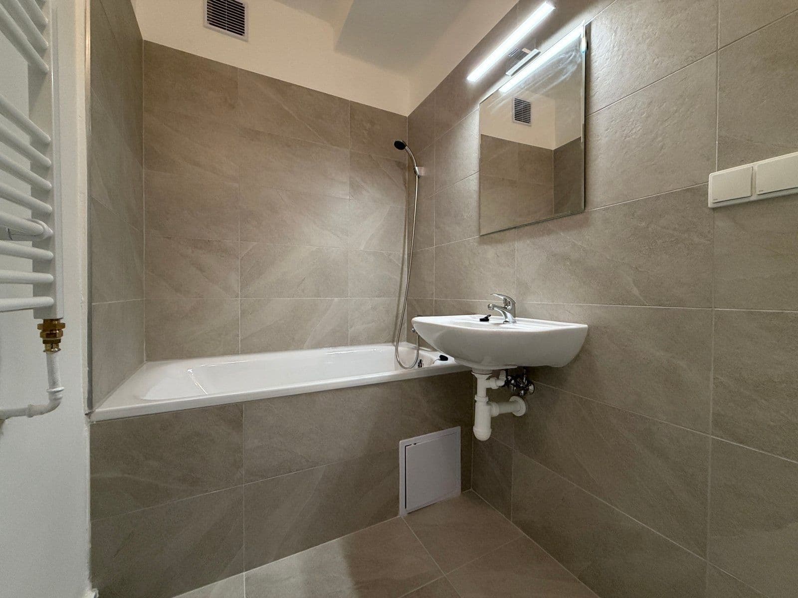 Prenájom bytu 3-izbový 66 m², Dlouhá třída, Havířov, Moravskoslezský kraj Prenájom bytu 3-izbový 66 m², Dlouhá třída, Havířov, Moravskoslezský kraj