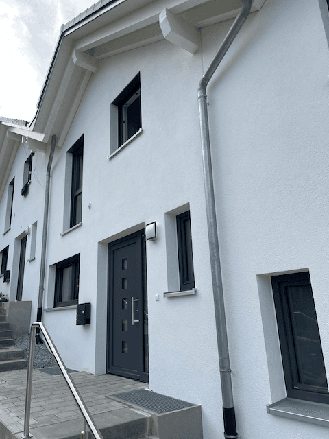 Predaj domu 160 m², pozemek 180 m², Wehratalstrasse 31c, Wehr, Bádensko-Wurttembersko Predaj domu 160 m², pozemek 180 m², Wehratalstrasse 31c, Wehr, Bádensko-Wurttembersko