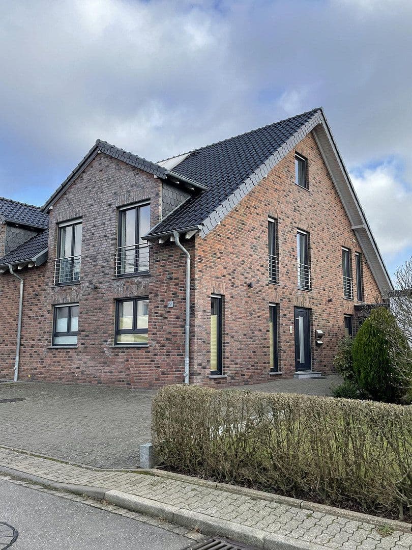 Prenájom domu 237 m², pozemek 588 m², Würselen, Severné Porýnie - Westfálsko Prenájom domu 237 m², pozemek 588 m², Würselen, Severné Porýnie - Westfálsko