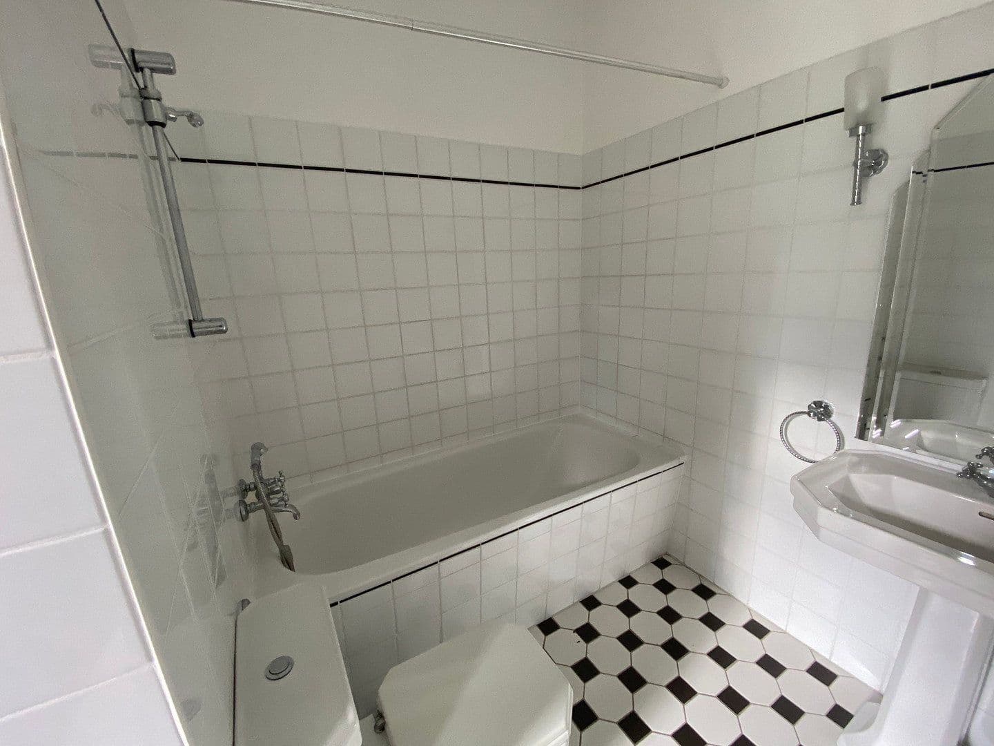 Prenájom bytu 3-izbový 80 m², Suhler Chaussee 21, Suhl OT Schmiedefeld am Rennsteig, Durínsko Prenájom bytu 3-izbový 80 m², Suhler Chaussee 21, Suhl OT Schmiedefeld am Rennsteig, Durínsko