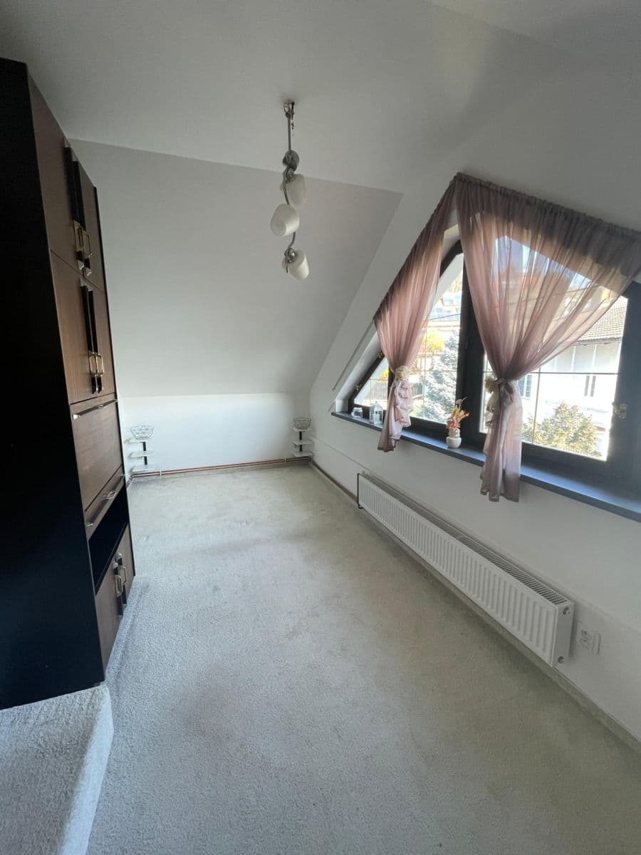 Prenájom bytu 3-izbový 115 m², Dehtínská, Praha, Praha Prenájom bytu 3-izbový 115 m², Dehtínská, Praha, Praha