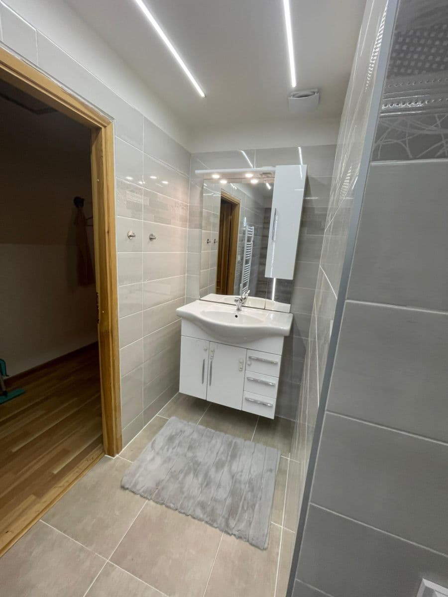 Prenájom bytu 3-izbový 115 m², Dehtínská, Praha, Praha Prenájom bytu 3-izbový 115 m², Dehtínská, Praha, Praha