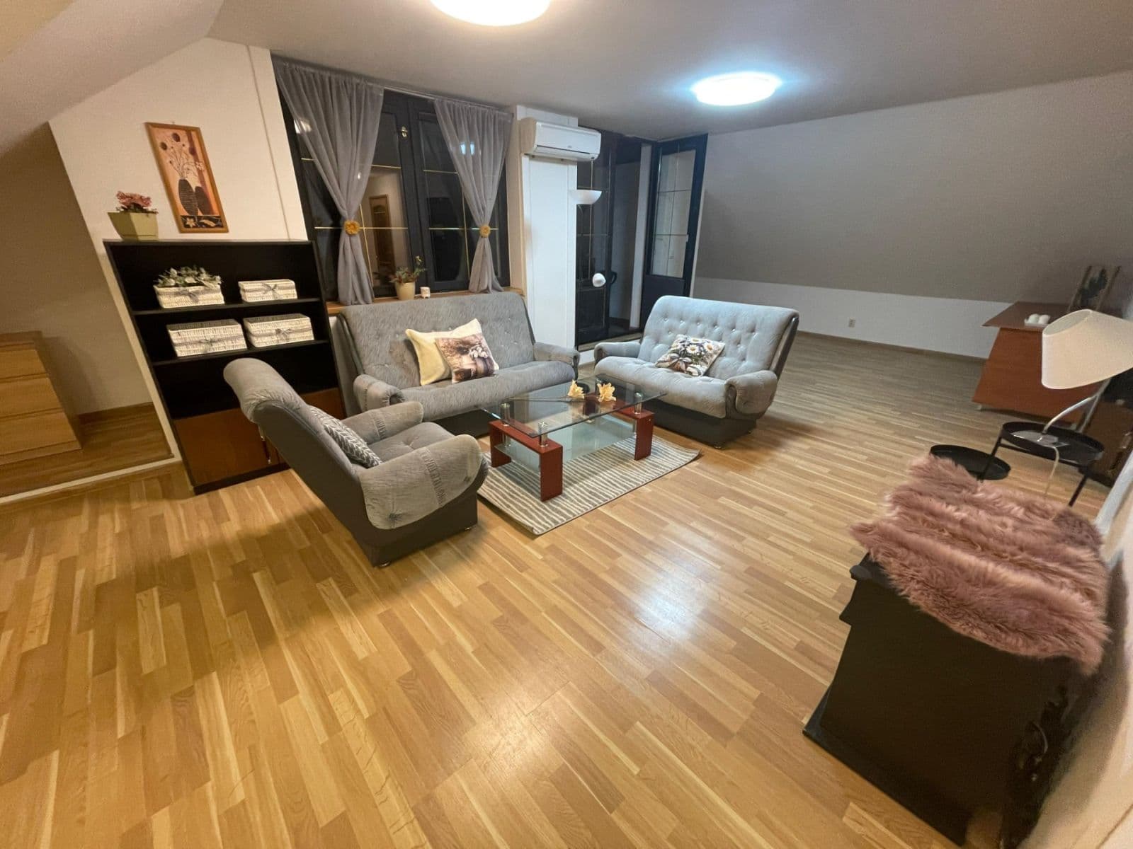 Prenájom bytu 3-izbový 115 m², Dehtínská, Praha, Praha Prenájom bytu 3-izbový 115 m², Dehtínská, Praha, Praha