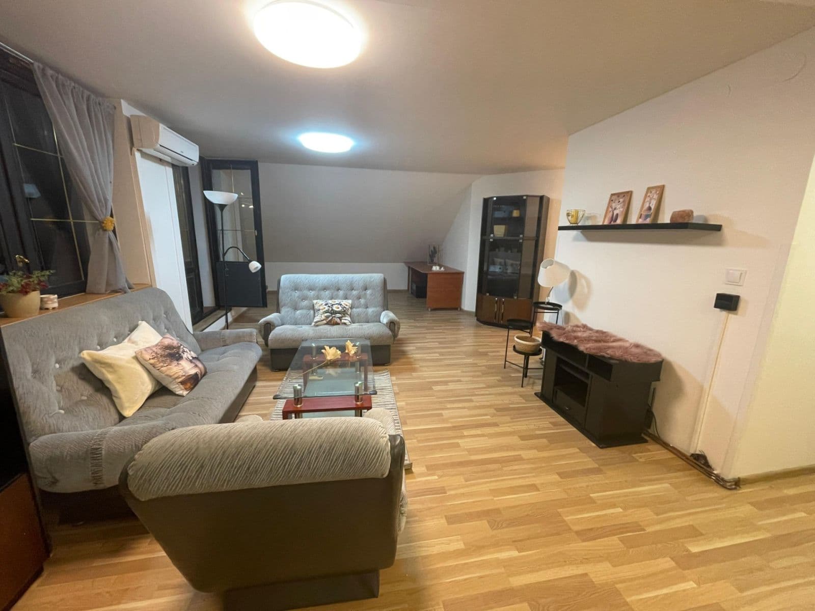 Prenájom bytu 3-izbový 115 m², Dehtínská, Praha, Praha Prenájom bytu 3-izbový 115 m², Dehtínská, Praha, Praha