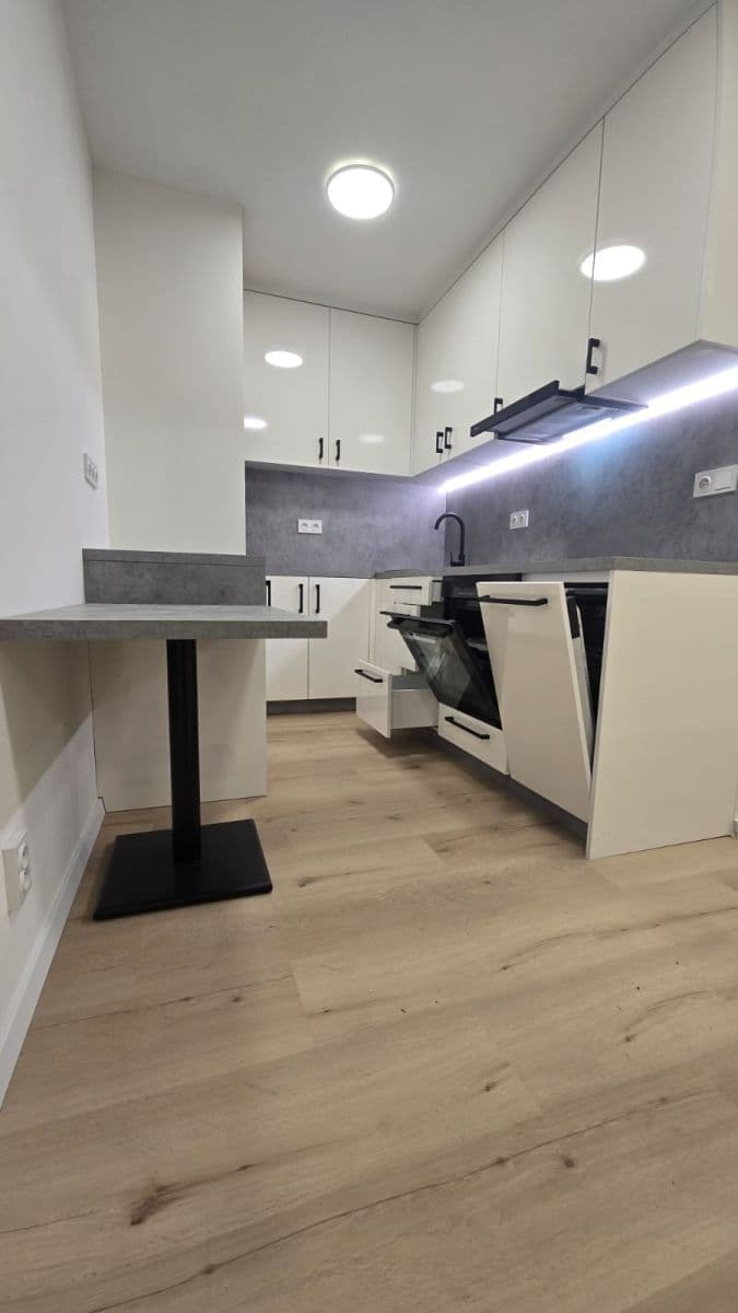 Prenájom bytu 2-izbový 40 m², Pod Strání, Praha, Praha Prenájom bytu 2-izbový 40 m², Pod Strání, Praha, Praha