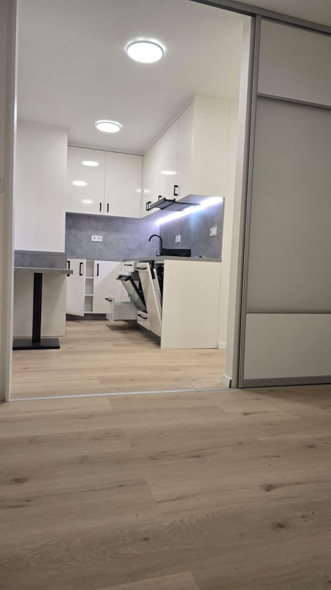 Prenájom bytu 2-izbový 40 m², Pod Strání, Praha, Praha Prenájom bytu 2-izbový 40 m², Pod Strání, Praha, Praha