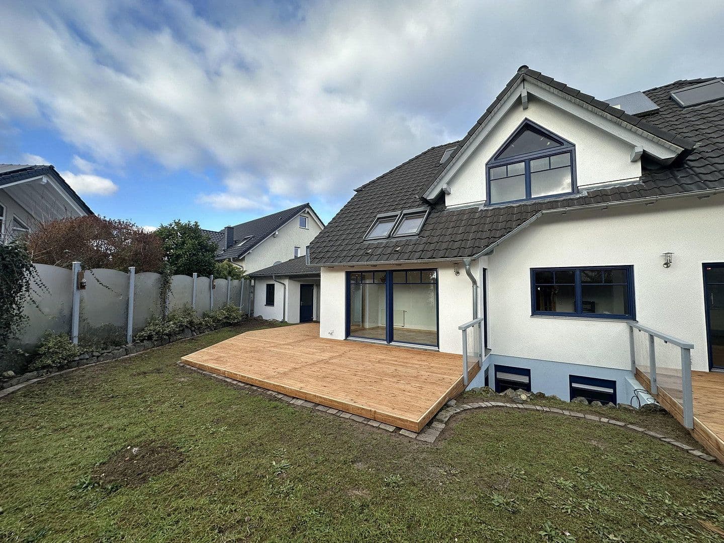 Predaj domu 310 m², pozemek 576 m², St. Leon-Rot, Bádensko-Wurttembersko Predaj domu 310 m², pozemek 576 m², St. Leon-Rot, Bádensko-Wurttembersko