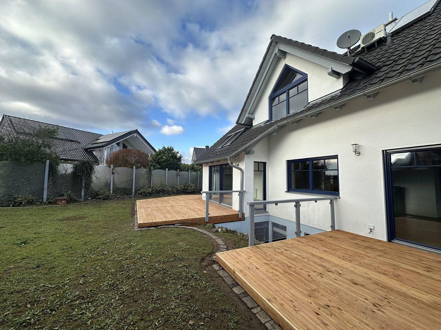 Predaj domu 310 m², pozemek 576 m², St. Leon-Rot, Bádensko-Wurttembersko Predaj domu 310 m², pozemek 576 m², St. Leon-Rot, Bádensko-Wurttembersko