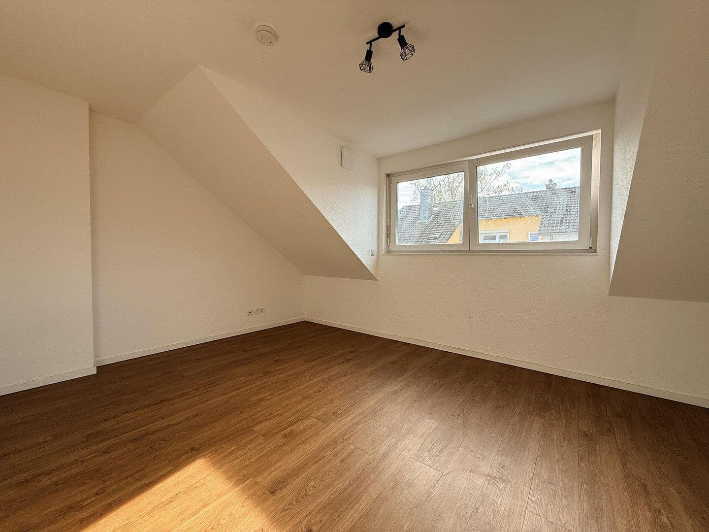 Prenájom domu 145 m², pozemek 123 m², Leonberger Straße 5a, Köln, Severné Porýnie - Westfálsko Prenájom domu 145 m², pozemek 123 m², Leonberger Straße 5a, Köln, Severné Porýnie - Westfálsko