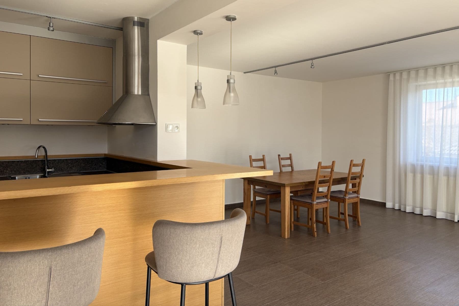 Prenájom bytu 4-izbový 141 m², Chelčického, Roztoky, Středočeský kraj Prenájom bytu 4-izbový 141 m², Chelčického, Roztoky, Středočeský kraj