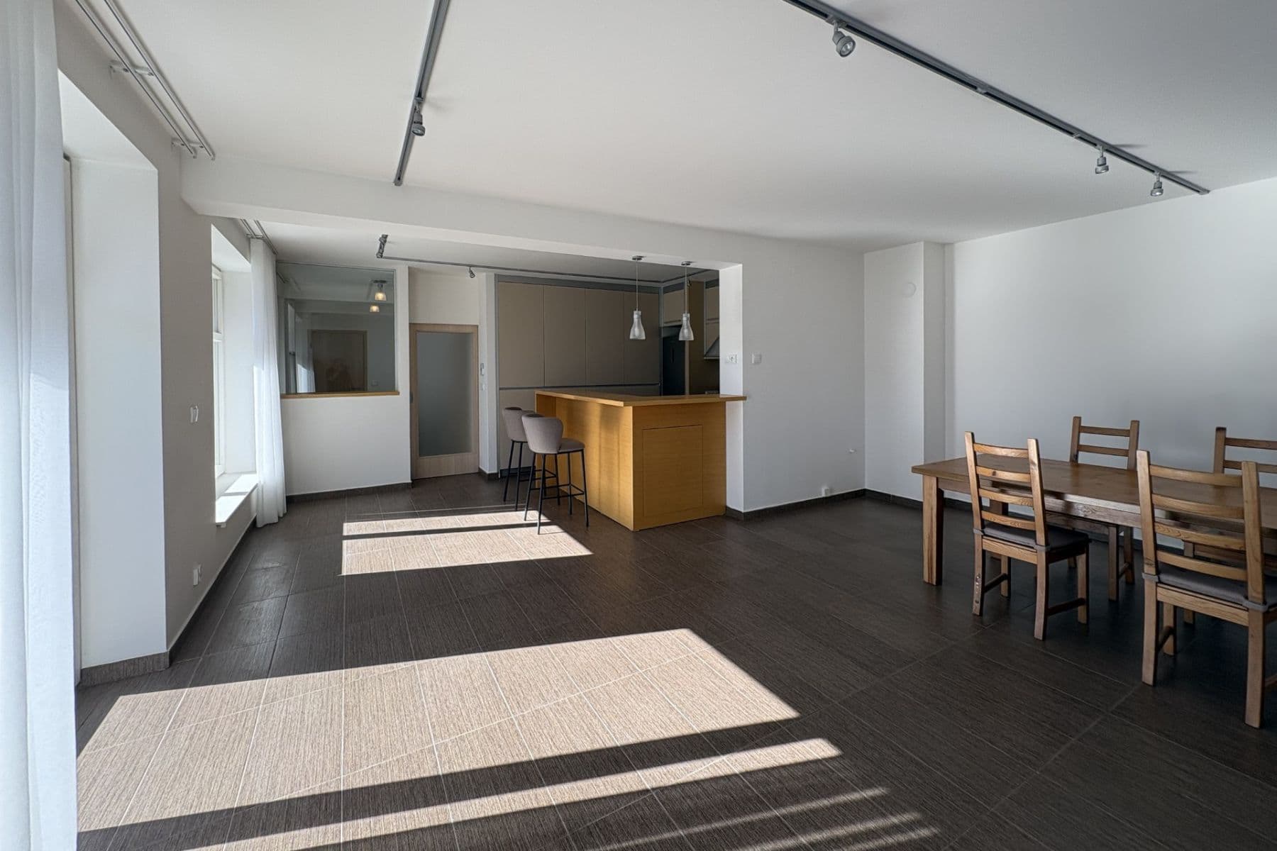 Prenájom bytu 4-izbový 141 m², Chelčického, Roztoky, Středočeský kraj Prenájom bytu 4-izbový 141 m², Chelčického, Roztoky, Středočeský kraj