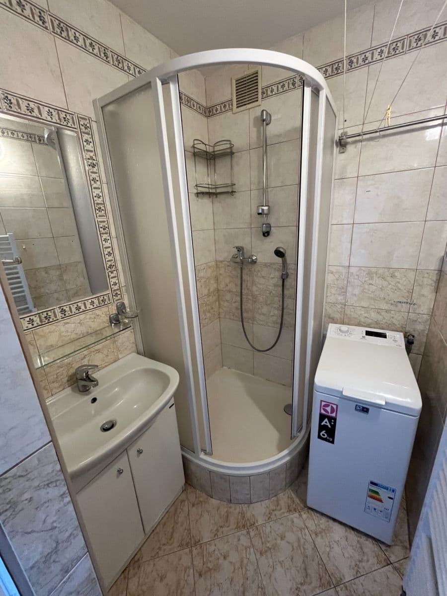 Prenájom bytu 2-izbový 49 m², Sadská, Praha, Praha Prenájom bytu 2-izbový 49 m², Sadská, Praha, Praha