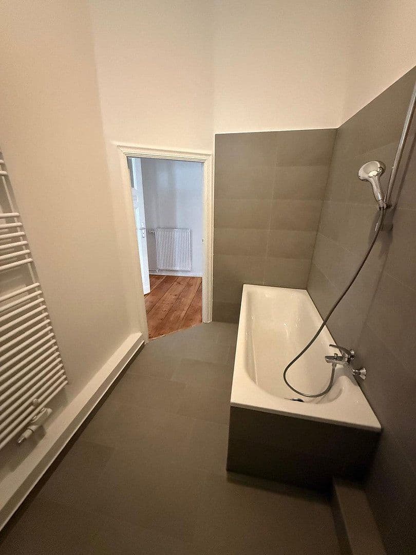 Prenájom bytu 3-izbový 107 m², Detmolder Straße, Berlin, Berlín Prenájom bytu 3-izbový 107 m², Detmolder Straße, Berlin, Berlín