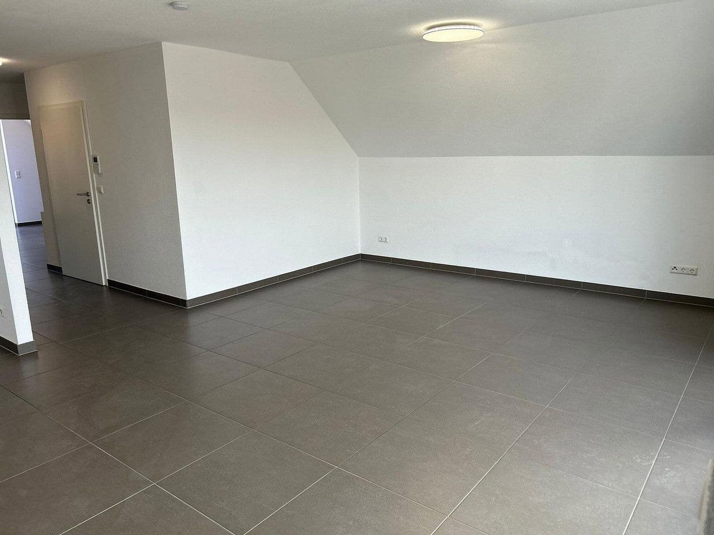Prenájom bytu 3-izbový 85 m², Sindelfingen, Bádensko-Wurttembersko Prenájom bytu 3-izbový 85 m², Sindelfingen, Bádensko-Wurttembersko