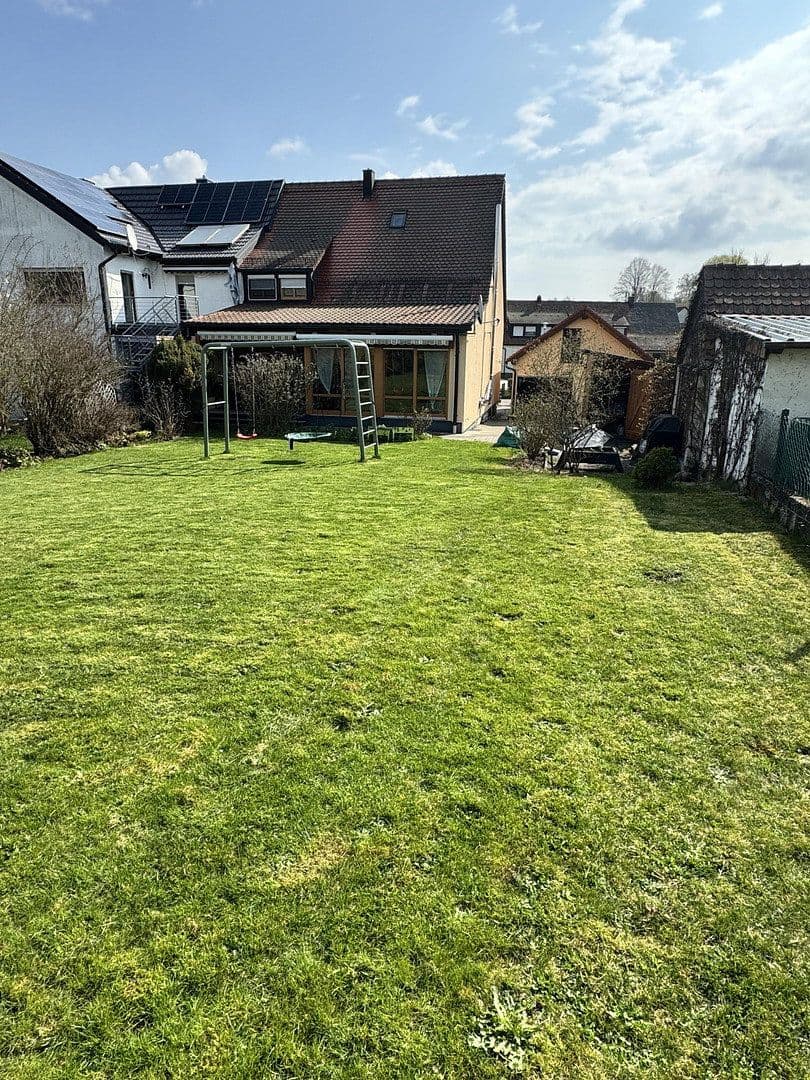 Predaj domu 131 m², pozemek 672 m², Neukirchen bei Sulzbach-Rosenberg, Bavorsko Predaj domu 131 m², pozemek 672 m², Neukirchen bei Sulzbach-Rosenberg, Bavorsko