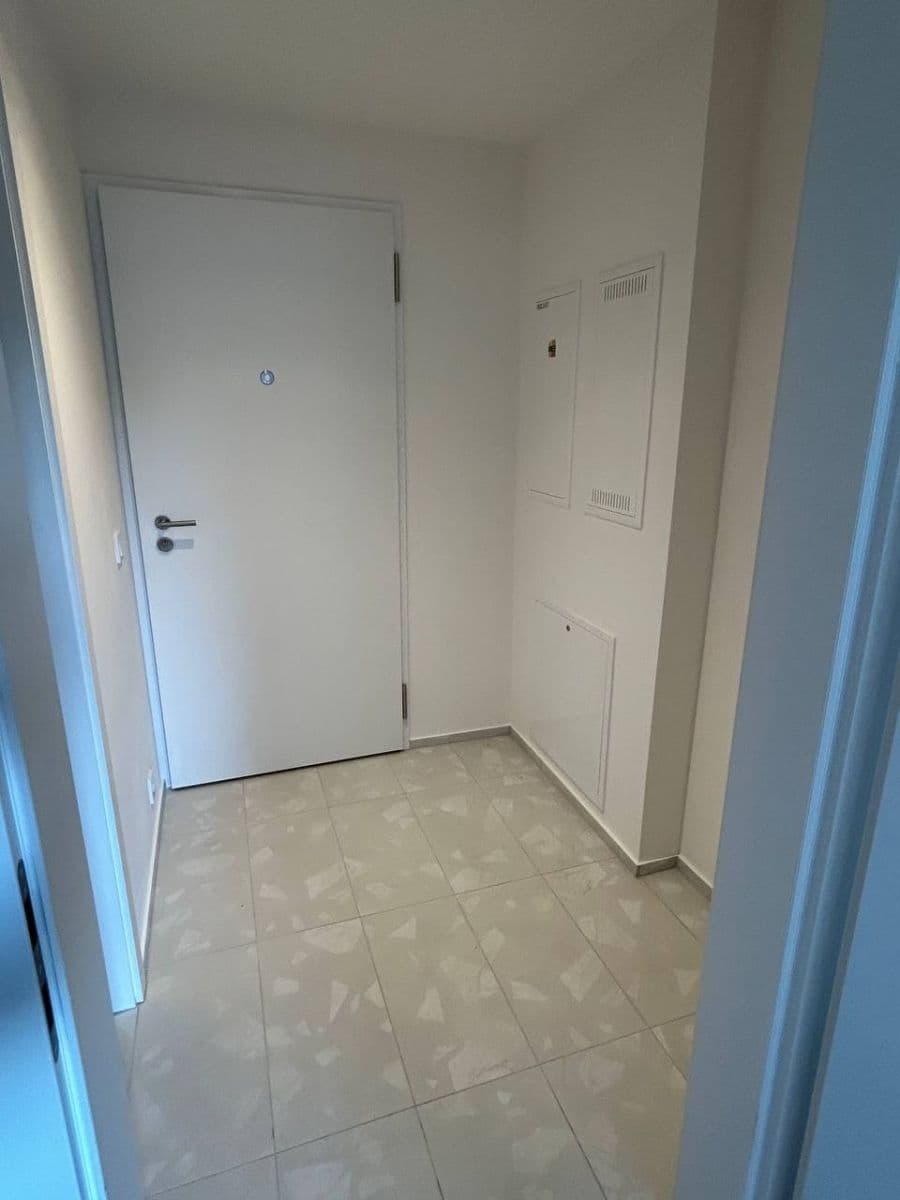 Prenájom bytu 1-izbový 34 m², U Komína, Praha, Praha Prenájom bytu 1-izbový 34 m², U Komína, Praha, Praha