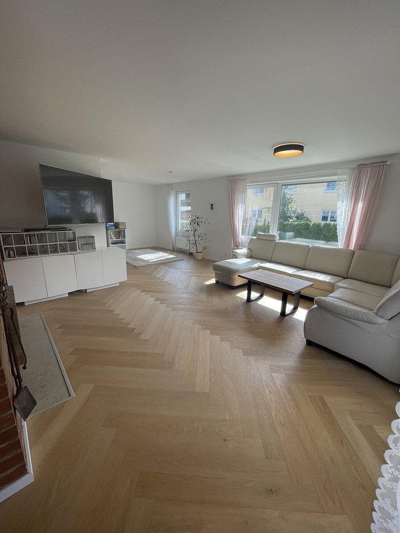 Prenájom domu 200 m², pozemek 479 m², Gröbenzell, Bavorsko Prenájom domu 200 m², pozemek 479 m², Gröbenzell, Bavorsko