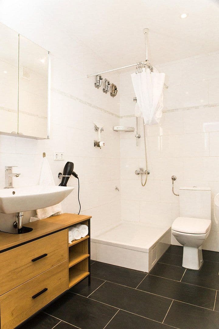 Prenájom bytu 2-izbový 65 m², Stuttgart, Bádensko-Wurttembersko Prenájom bytu 2-izbový 65 m², Stuttgart, Bádensko-Wurttembersko