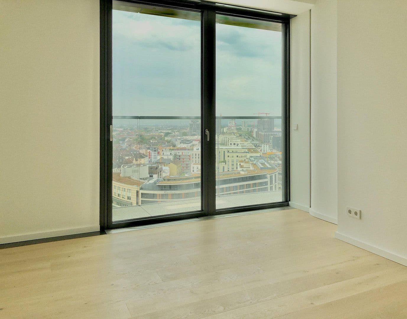 Prenájom bytu 3-izbový 82 m², Europa-Allee 2, Frankfurt am Main, Hesensko Prenájom bytu 3-izbový 82 m², Europa-Allee 2, Frankfurt am Main, Hesensko