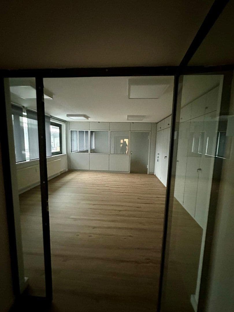Prenájom kancelárie 298 m², Frankfurt am Main, Hesensko Prenájom kancelárie 298 m², Frankfurt am Main, Hesensko