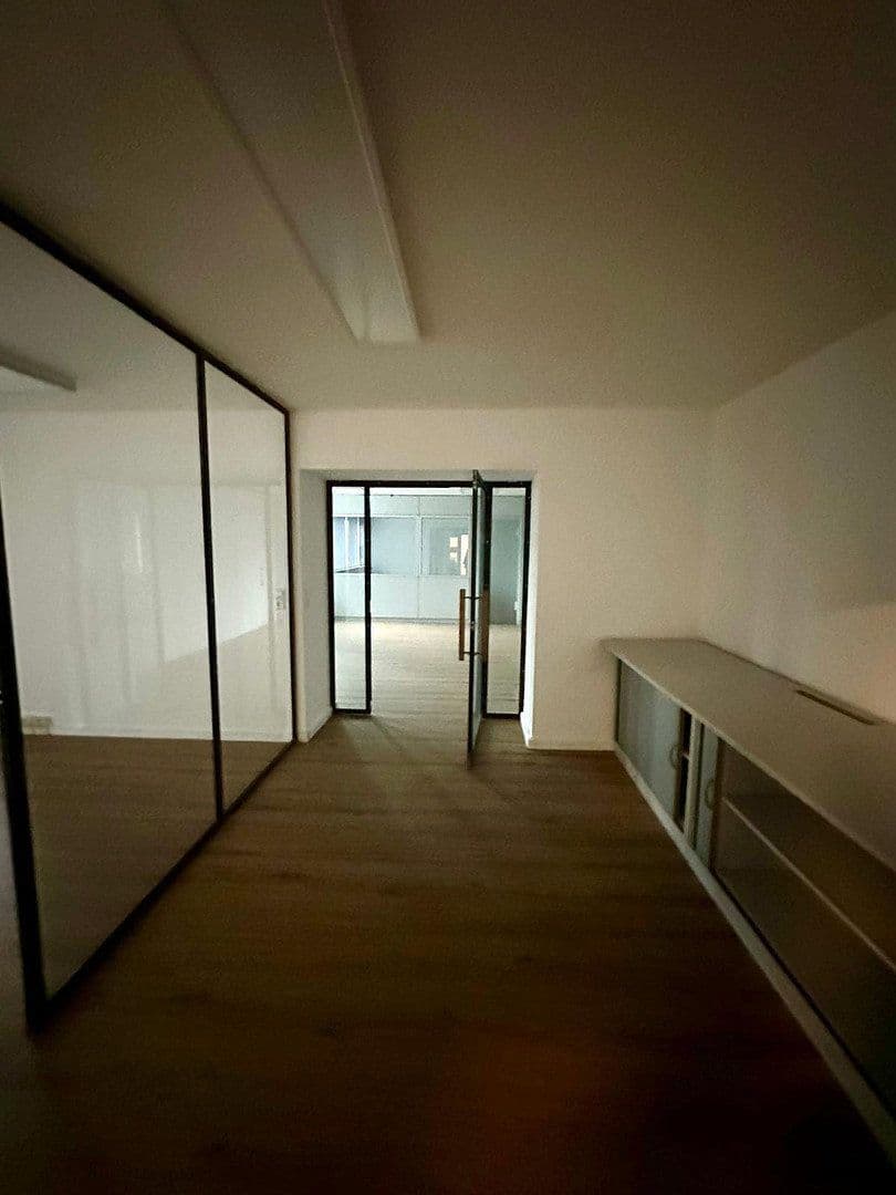 Prenájom kancelárie 298 m², Frankfurt am Main, Hesensko Prenájom kancelárie 298 m², Frankfurt am Main, Hesensko