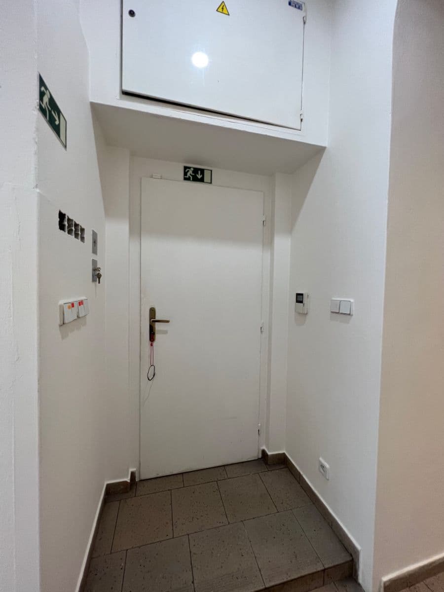 Prenájom nebytového priestoru 55 m², Plzeňská, Praha, Praha Prenájom nebytového priestoru 55 m², Plzeňská, Praha, Praha