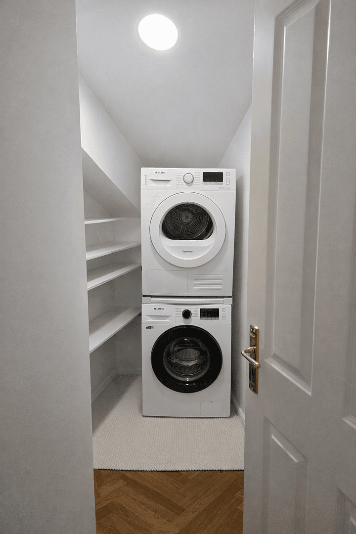 Prenájom bytu 4-izbový 122 m², Altmarkstraße 8, Berlin, Berlín Prenájom bytu 4-izbový 122 m², Altmarkstraße 8, Berlin, Berlín