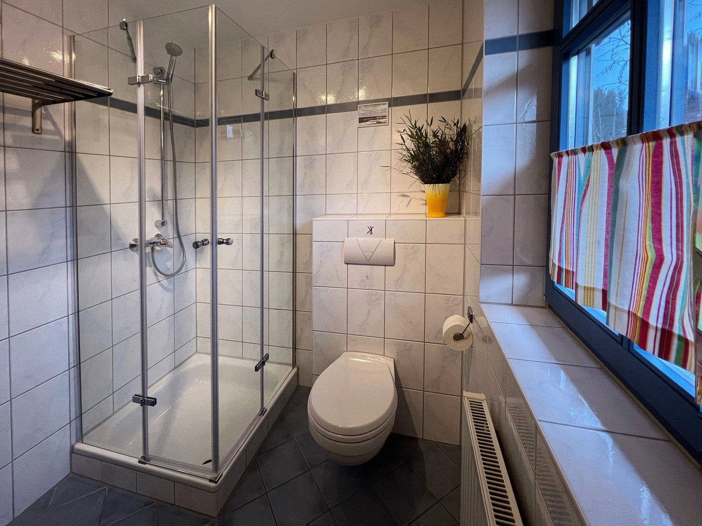 Predaj domu 244 m², pozemek 13.600 m², Dorfstraße, 16, Neuenkirchen, Meklenbursko-Predpomoransko Predaj domu 244 m², pozemek 13.600 m², Dorfstraße, 16, Neuenkirchen, Meklenbursko-Predpomoransko