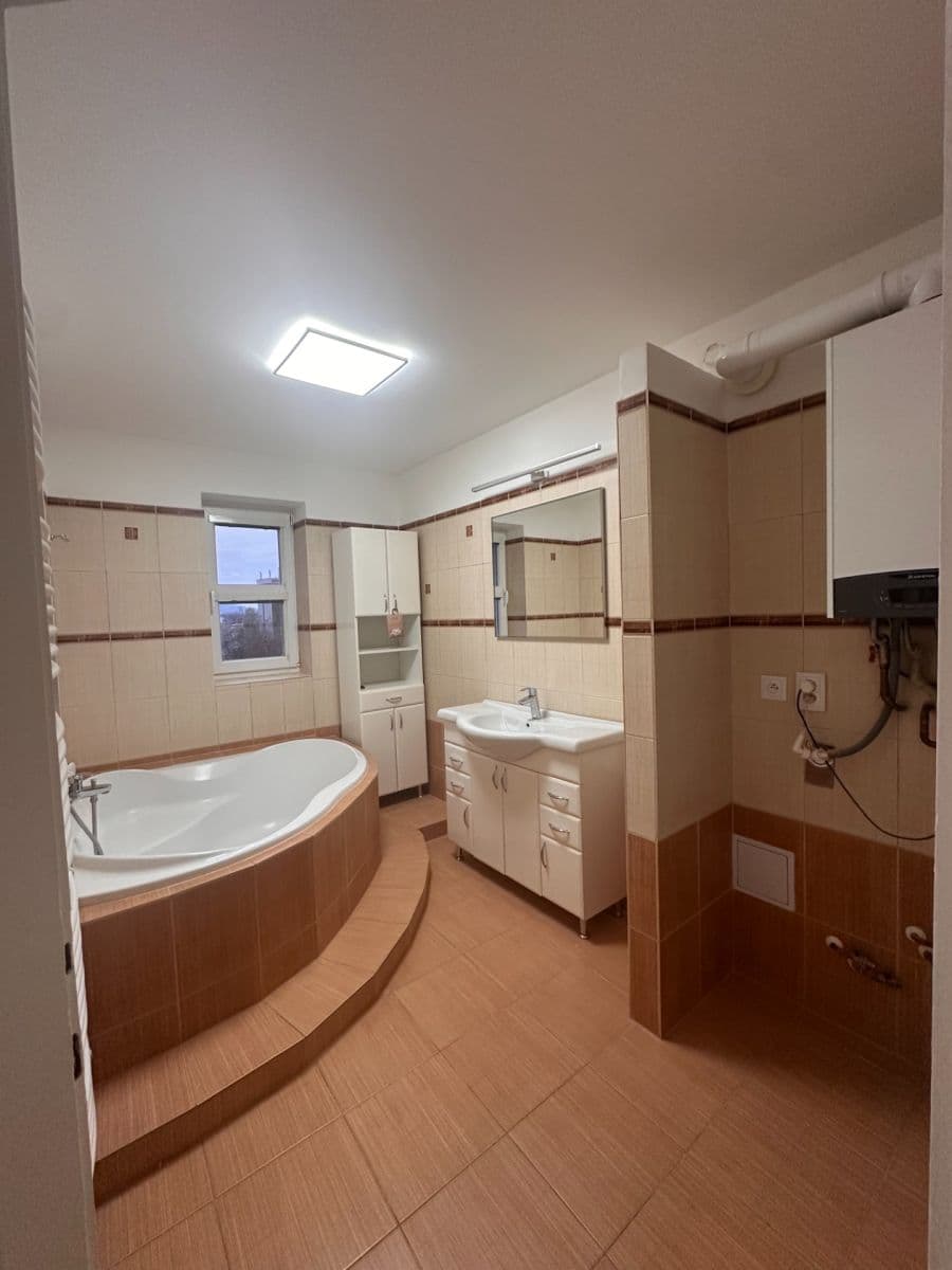 Prenájom bytu 3-izbový 100 m², Na Perštýně, Liberec, Liberecký kraj Prenájom bytu 3-izbový 100 m², Na Perštýně, Liberec, Liberecký kraj