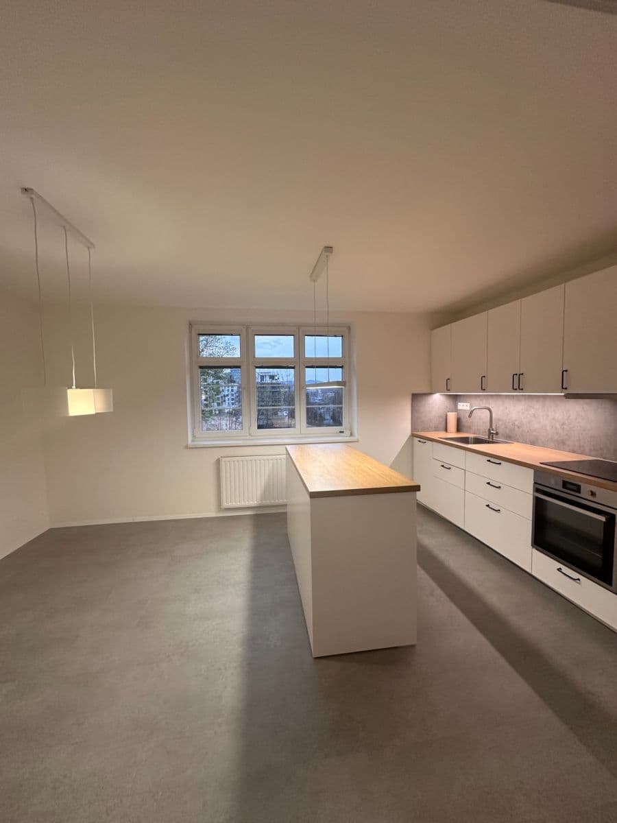 Prenájom bytu 3-izbový 100 m², Na Perštýně, Liberec, Liberecký kraj Prenájom bytu 3-izbový 100 m², Na Perštýně, Liberec, Liberecký kraj