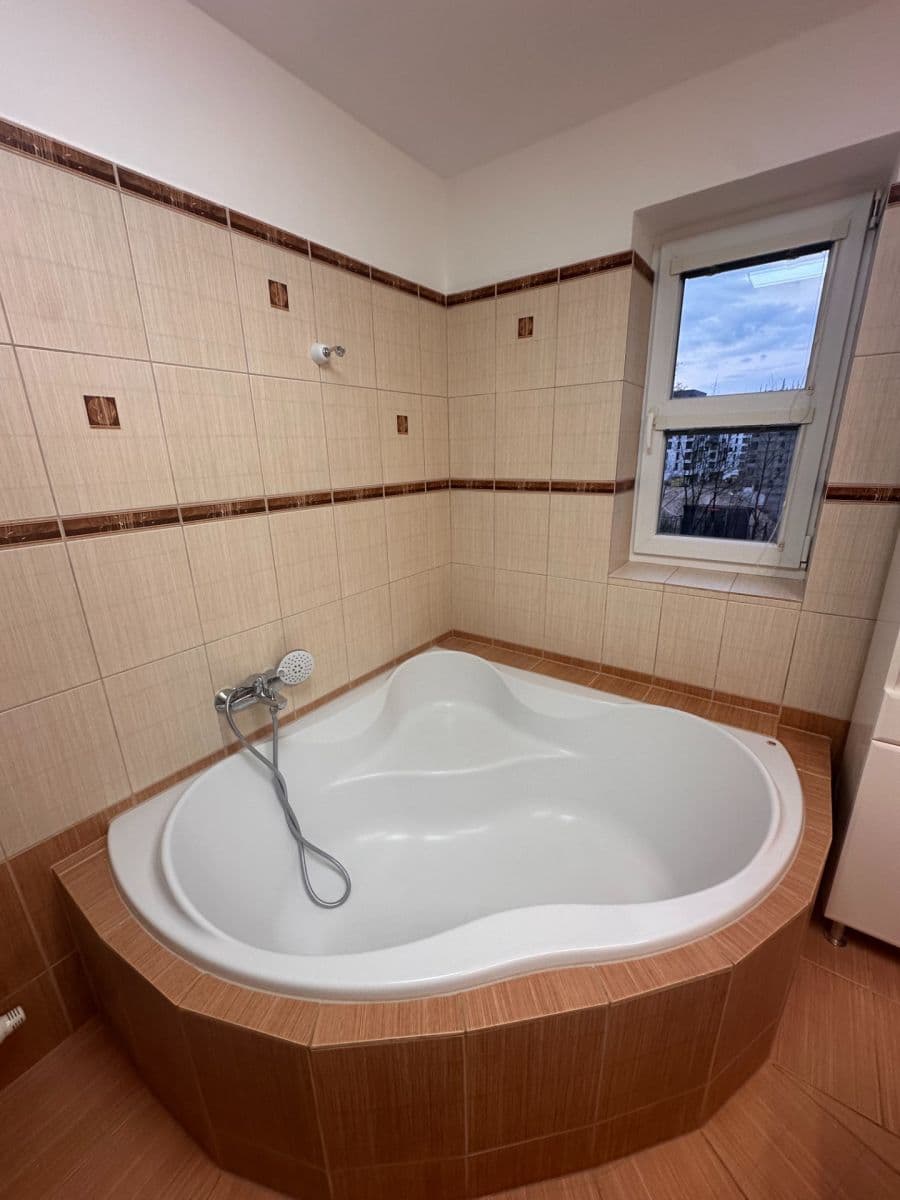 Prenájom bytu 3-izbový 100 m², Na Perštýně, Liberec, Liberecký kraj Prenájom bytu 3-izbový 100 m², Na Perštýně, Liberec, Liberecký kraj