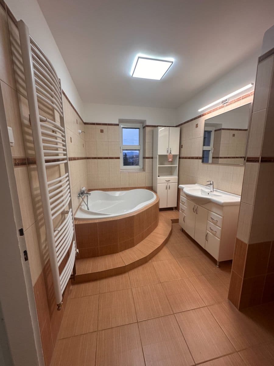 Prenájom bytu 3-izbový 100 m², Na Perštýně, Liberec, Liberecký kraj Prenájom bytu 3-izbový 100 m², Na Perštýně, Liberec, Liberecký kraj